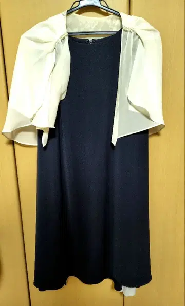 원피스 드레스와 아이보리 숄