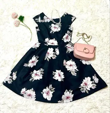 10. 꽃무늬 슬리브리스 플레어 원피스