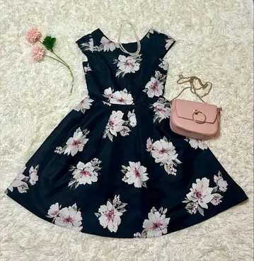 10. 31 sons de mode 꽃무늬 슬리브리스 플레어 원피스