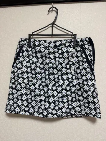 플라워 프린트 골프 스커트 블랙 화이트