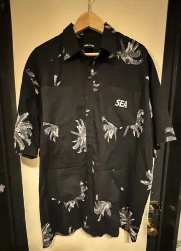 Wind and SEA 야자수 패턴 반팔 셔츠 블랙