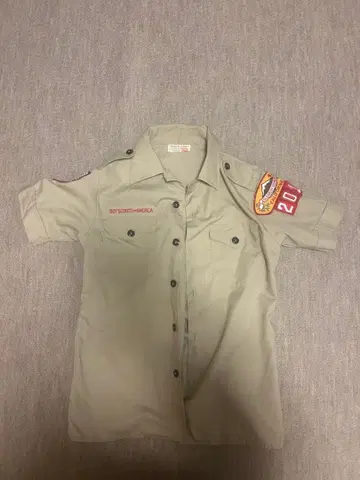 베이지 반팔 셔츠 패치 포함