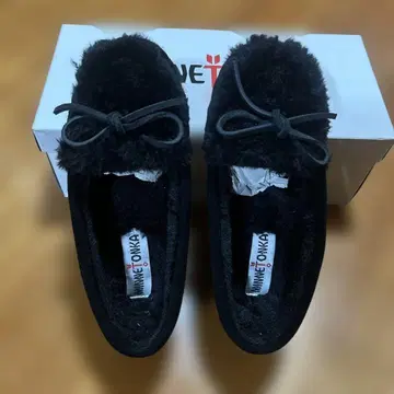 MINNETONKA 모카신 키라 슬리퍼 블랙 퍼 포함