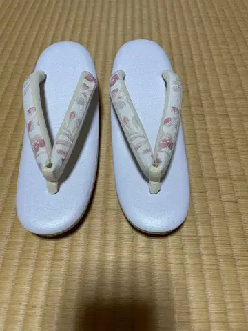 미사용 새상품 꽃무늬 스트랩 조리 그레이 화이트