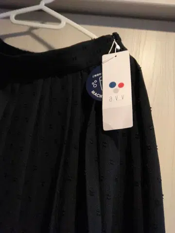 a.v.v 도트 플리츠 스커트