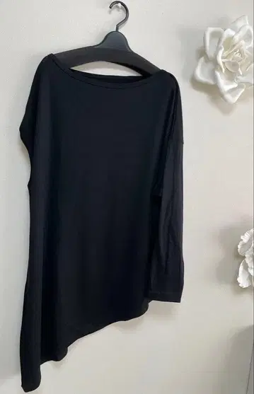 고키 블랙 티셔츠