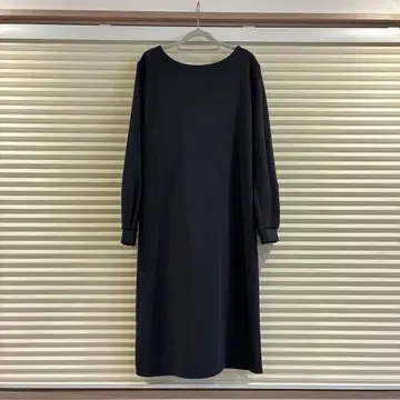 다크 네이비 긴팔 무릎 기장 원피스