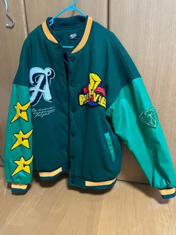 그린 컬러 바시티 자켓 별 모양 자수 다이아몬드 디자인