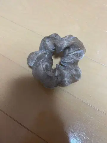 자주 저절로 바닥에 떨어지는 스크런치