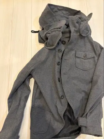 후드 부착 그레이 더플 코트