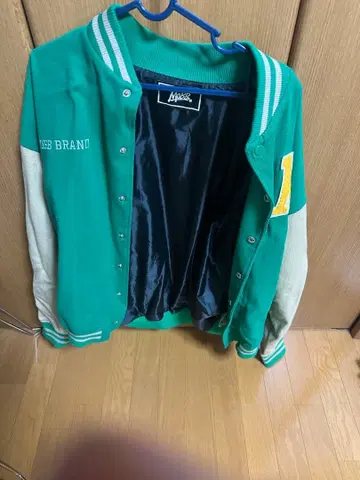 MOBB 그린 컬러 바시티 자켓