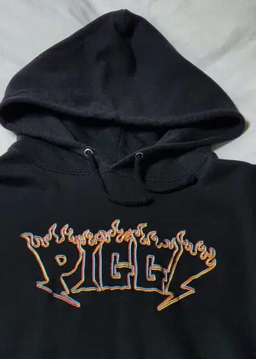 PIGGS 프레임 자수 후드티 블랙