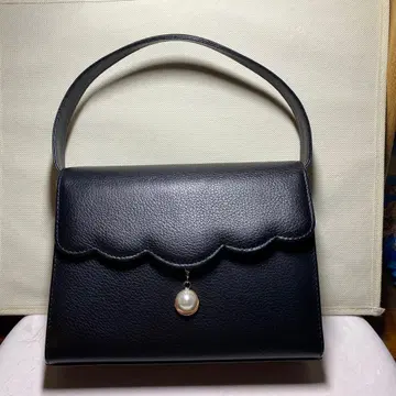 블랙 인조 가죽 핸드백 스캘럽 엣지