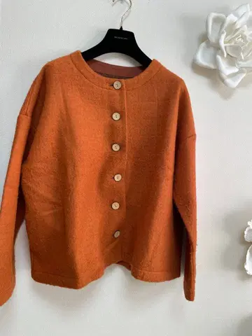 yoshi의 오렌지 아우터입니다.