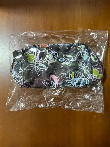 JANTJE_ONTEMBAAR(얀체 온템바르) 파우치