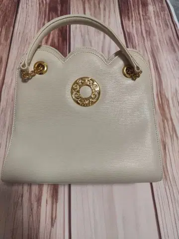 아이보리 스캘럽 디자인 숄더백