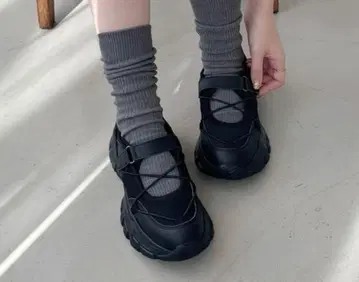 튜브 스트랩 디자인 벨트 스니커즈