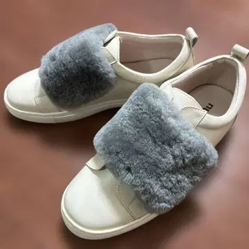 미사용 새상품 퍼 포함 아이보리 슬립온 천연 가죽