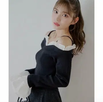 [ 블랙 ] [ Chico ] 프릴 도킹 플레어 슬리브 니트