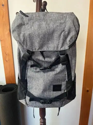 NIXON 백팩 그레이