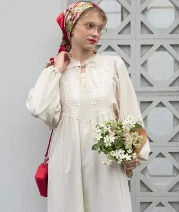 코드 자수 프릴 넥 볼륨 개더 카프탄 원피스