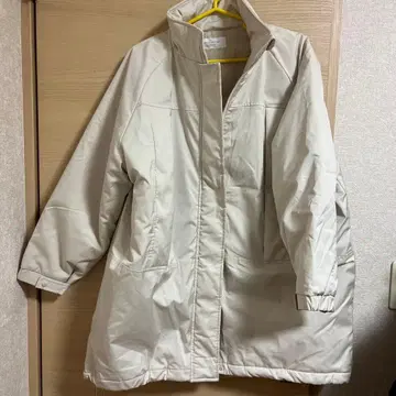 화이트 충전솜 코트