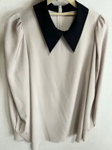 카라 부착 베이지 블랙 퍼프 슬리브 블라우스