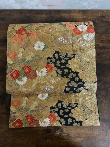 전통적인 골드 컬러 꽃무늬 후쿠로 오비