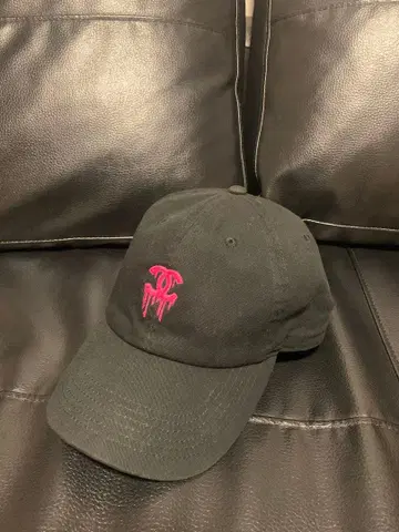 블랙 캡 핑크 로고 자수