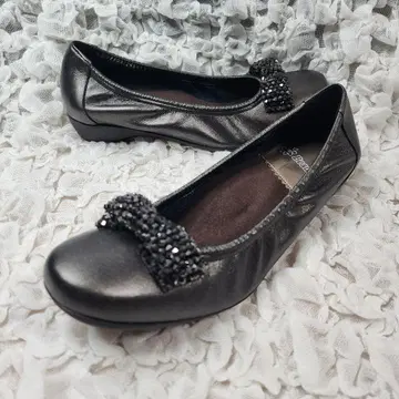 뷰포트 비즈 리본 모티브 셔링 웨지솔 펌프스