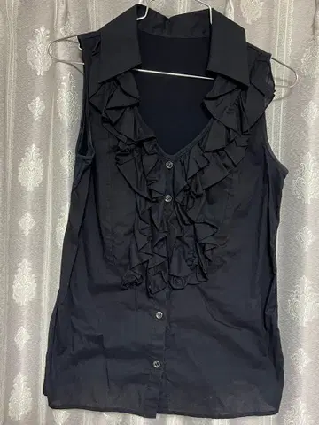 Grace continental 프릴 장식 블랙 슬리브리스 셔츠