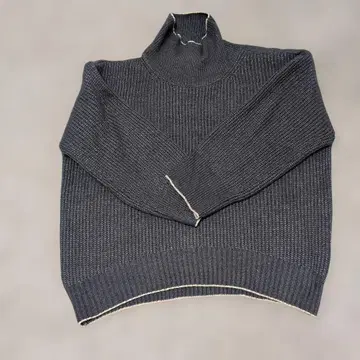 다크 그레이 터틀넥 니트 스웨터