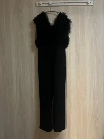 프릴 달린 블랙 팬츠 드레스