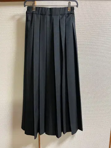 Libra Cue 블랙 플리츠 롱 스커트