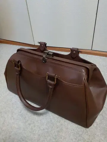 색상도 디자인도 고급스럽고 심플한 미품 백 (1박 여행 OK)