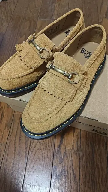 닥터마틴 스웨이드 프린지 로퍼