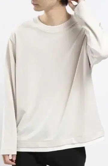 라이트 베이지 긴팔 T셔츠