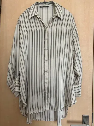 ZARA 아이보리와 블랙 스트라이프 셔츠