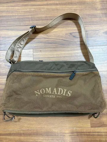 NOMADIS 베이크루즈 별주 숄더백 브라운