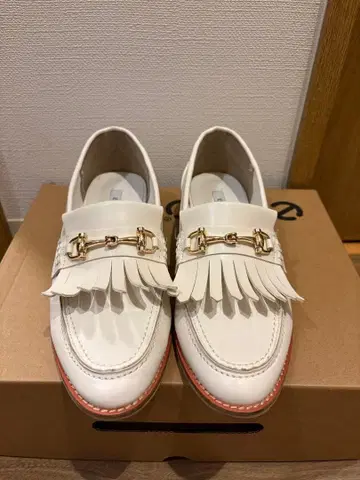 화이트 프린지 로퍼