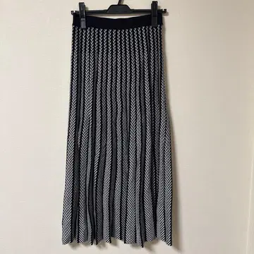 PLST 블랙 크루넥 니트, 스커트 셋업