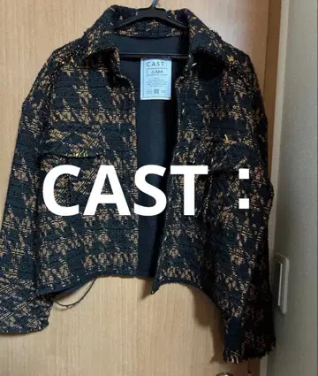 CAST: CARA 테일러드 자켓 블랙과 금색 체크 무늬