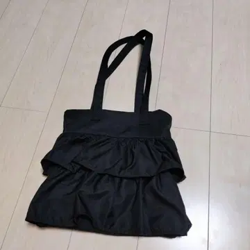 SHIPS 프릴 장식 블랙 토트백