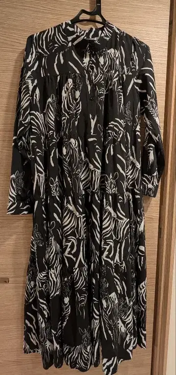 제브라 패턴 긴팔 티어드 원피스