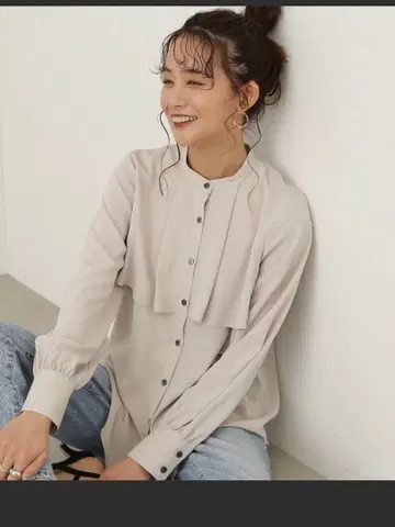 N 내추럴 뷰티 베이직 케이프 디테일 블라우스