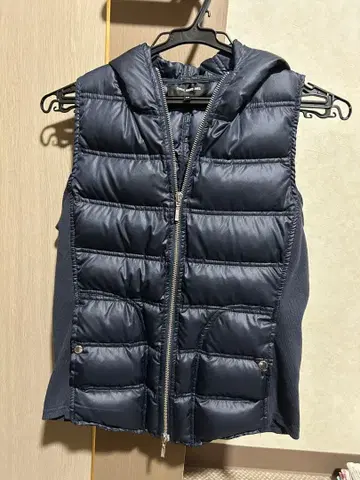 네이비 후드 부착 다운 베스트