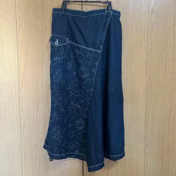 큐브큐브 자수 디자인 다크 네이비 데님 플레어 스커트