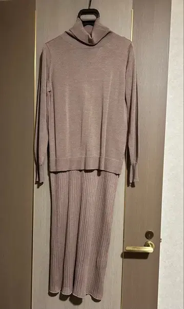 베이지 리브 터틀넥 셋업