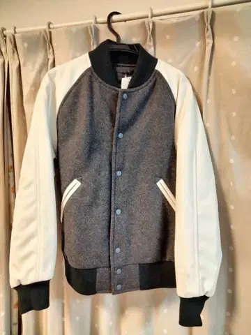 새상품 유니클로 바시티 자켓