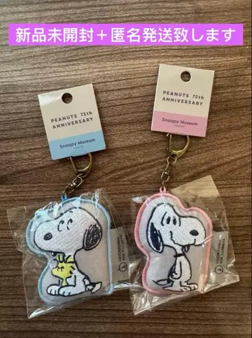 신상품 한정판 75주년 스누피 뮤지엄 자수 키링 핑크 블루